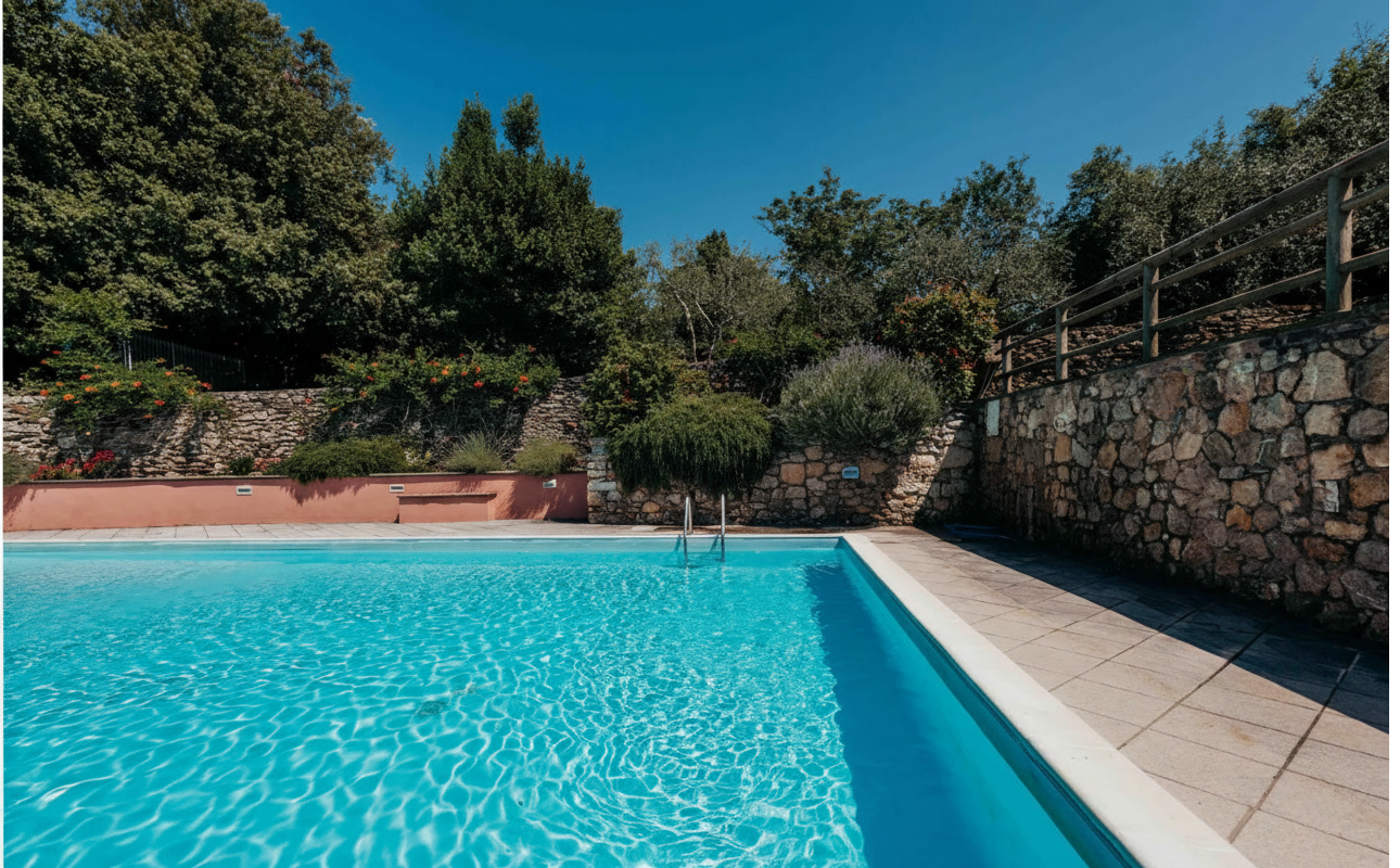 Piscina condominiale immersa nel silenzio delle colline liguri